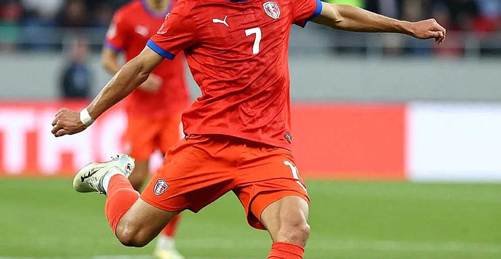 Santiago Palacios và khoảng cách giữa dòng tít Real Madrid với sân tập Juvenil C