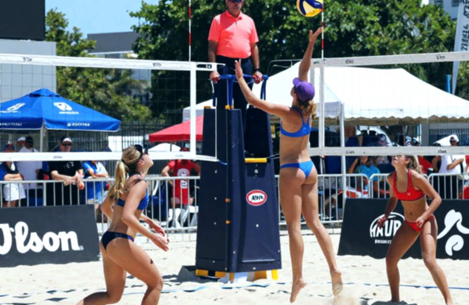 Nebraska quét Creighton 3-0 trước 15.405 khán giả: khán đài kể phần còn lại của câu chuyện